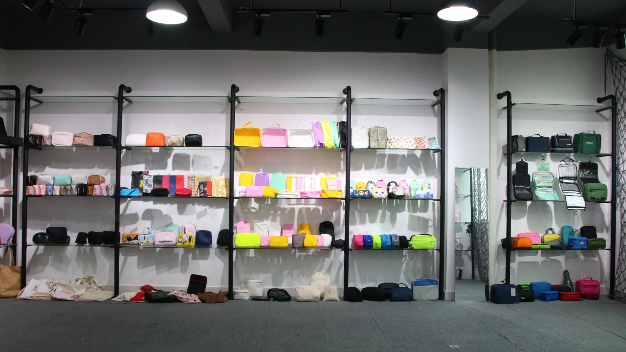 custom cosmetic bag material selection for beauty brands and OEM projects
